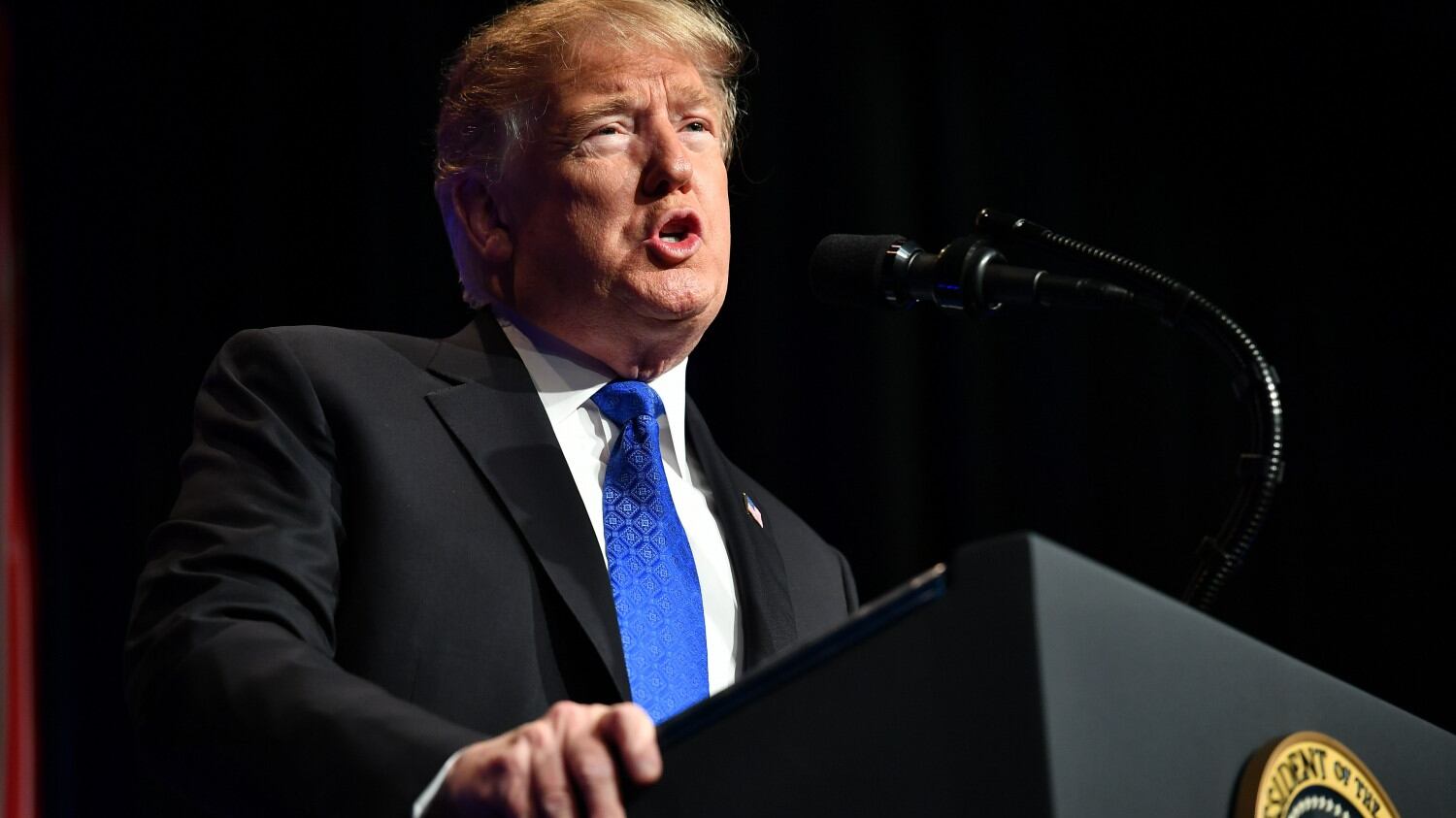Ok della Corte suprema alle norme di Trump contro trans nell'esercito