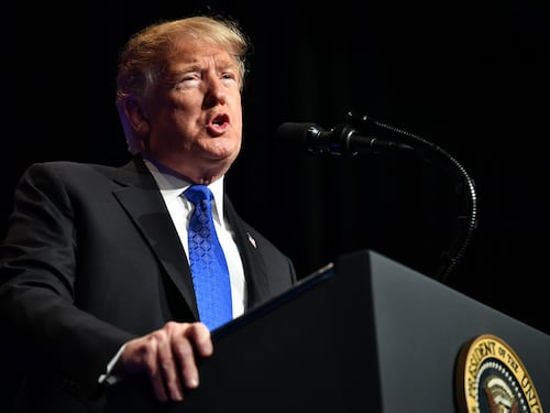 Ok della Corte suprema alle norme di Trump contro trans nell'esercito