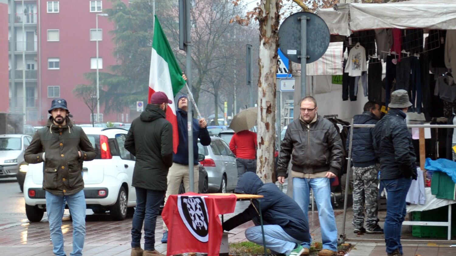 Su "Repubblica" raccolta firme si trasforma in parata nera