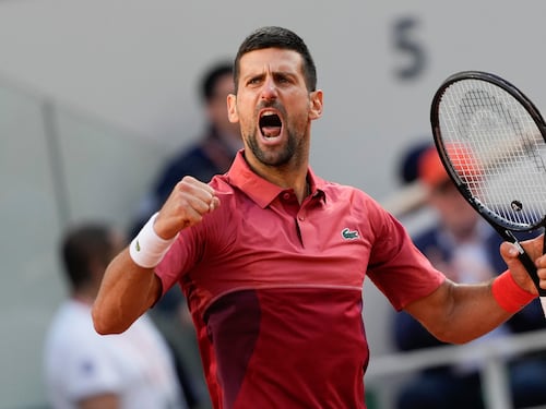 Roland Garros, Djokovic non molla mai: rimonta Cerundolo e vince in 5 set. Per Sinner sorpasso rimandato