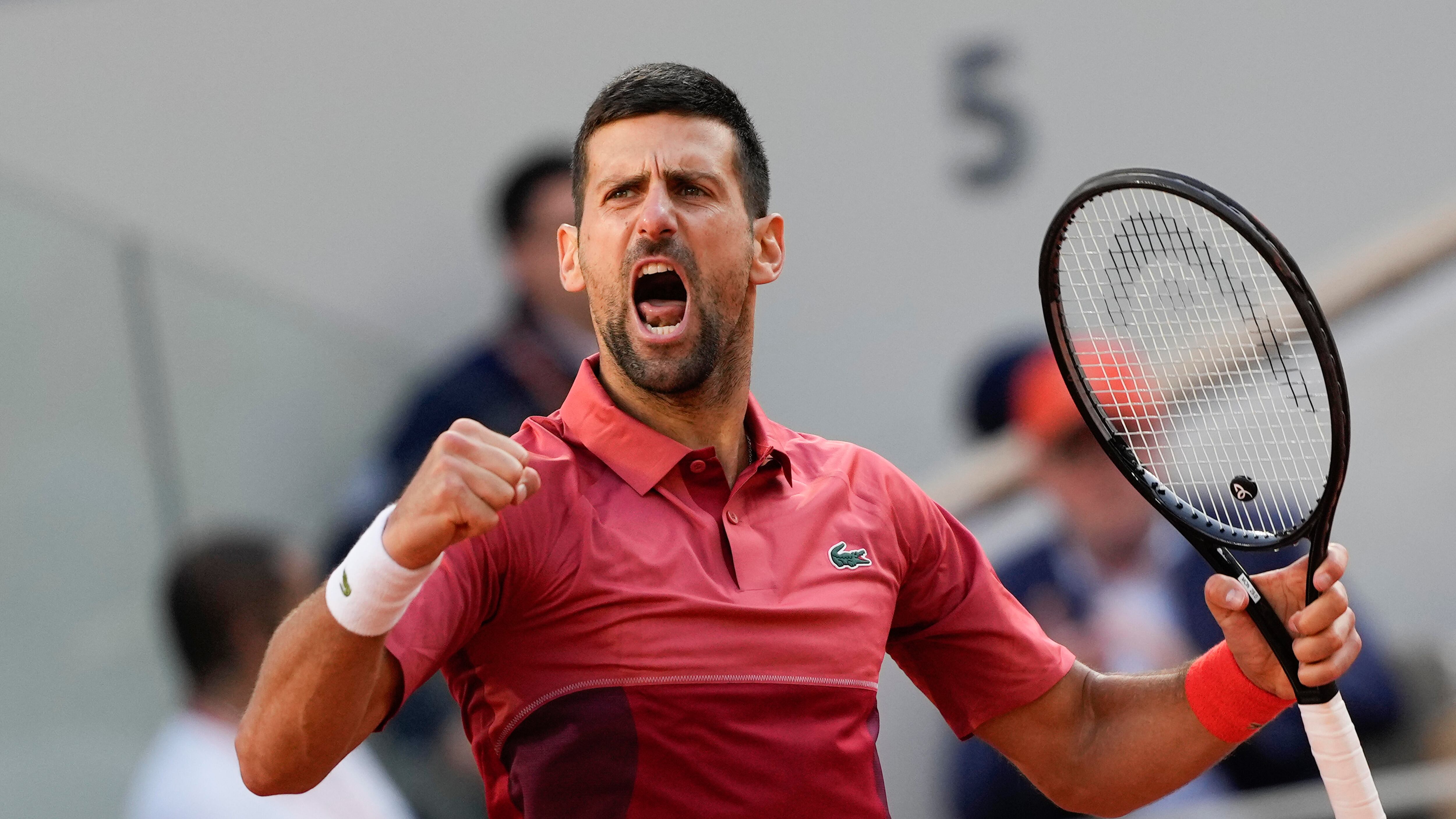 Roland Garros, Djokovic non molla mai: rimonta Cerundolo e vince in 5 set. Per Sinner sorpasso rimandato