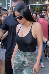 Kim Kardashian e Kendall Jenner, seno in mostra 7