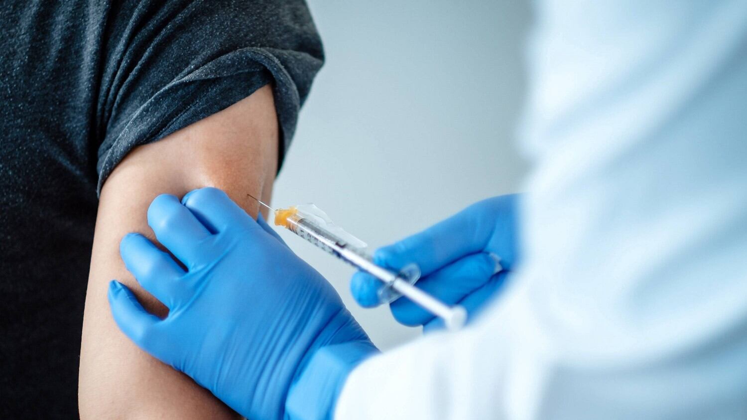 "Potranno spostarsi solo i vaccinati". Bufera sulla proposta del governo francese