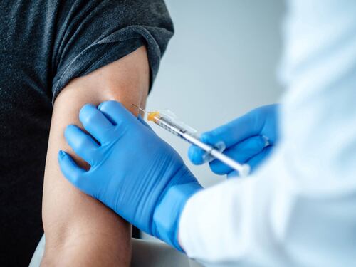 "Potranno spostarsi solo i vaccinati". Bufera sulla proposta del governo francese