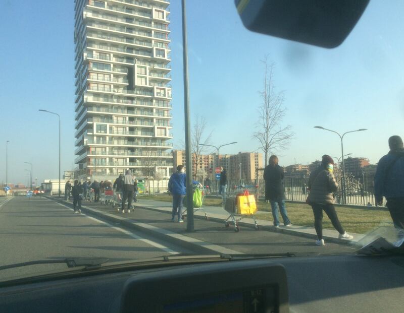 Milano, code ai supermercati 7