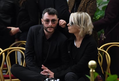 Maria De Filippi e il figlio alla camera ardente di Maurizio Costanzo 9