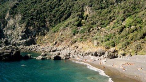 Sesso sugli scogli: choc a Livorno