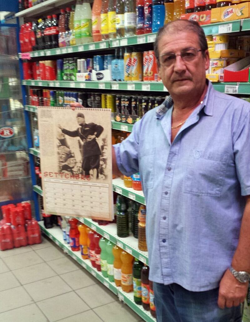 Il calendario di Mussolini esposto in un supermarket dell'imperiese 1