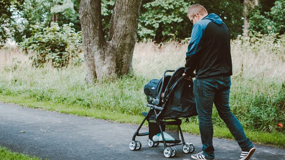 Lancia una sigaretta nel passeggino: e la bimba resta ustionata