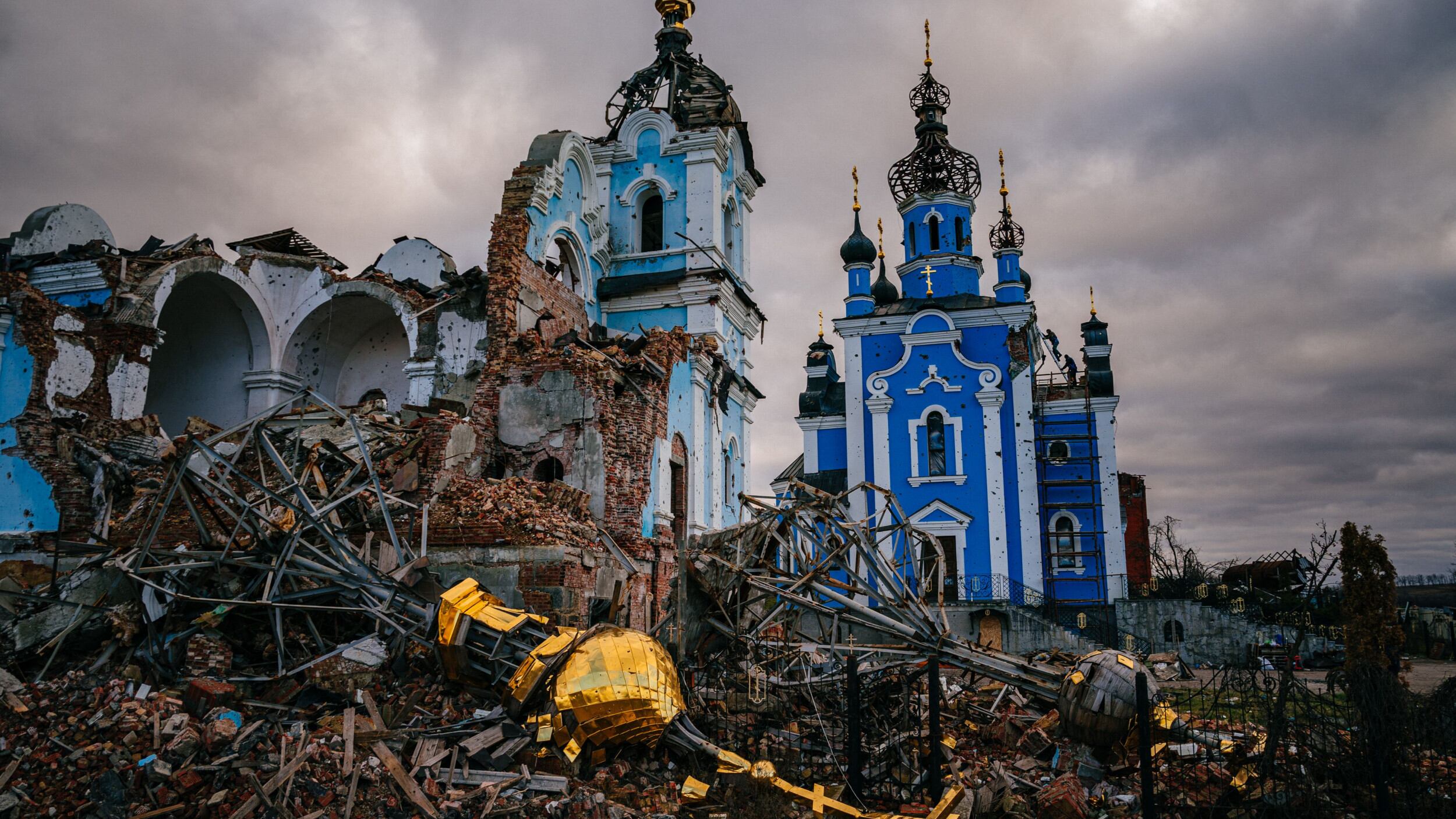 Pasqua ortodossa di guerra. I missili russi sulle chiese. Ma Mosca libera 130 ucraini