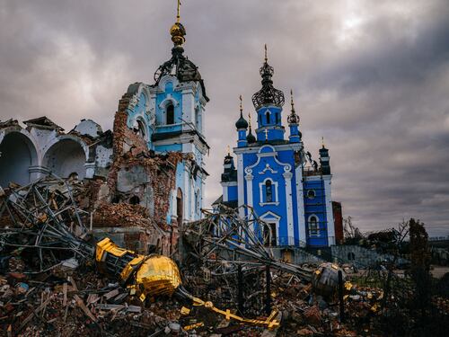 Pasqua ortodossa di guerra. I missili russi sulle chiese. Ma Mosca libera 130 ucraini