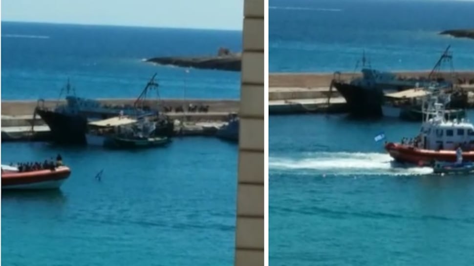 Si tuffa in acqua per bloccare una nave coi migranti che entra in porto