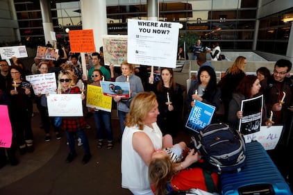 Proteste negli aeroporti contro Trump: "No al bando dei musulmani" 18