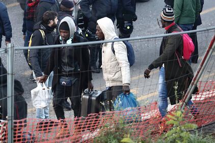 Roma, lo sgombero della fabbrica occupata da più di 500 migranti 10