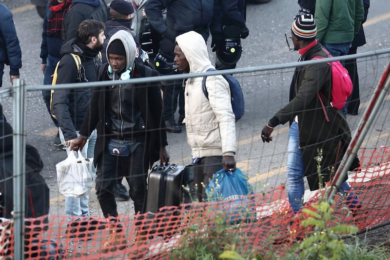 Roma, lo sgombero della fabbrica occupata da più di 500 migranti 10