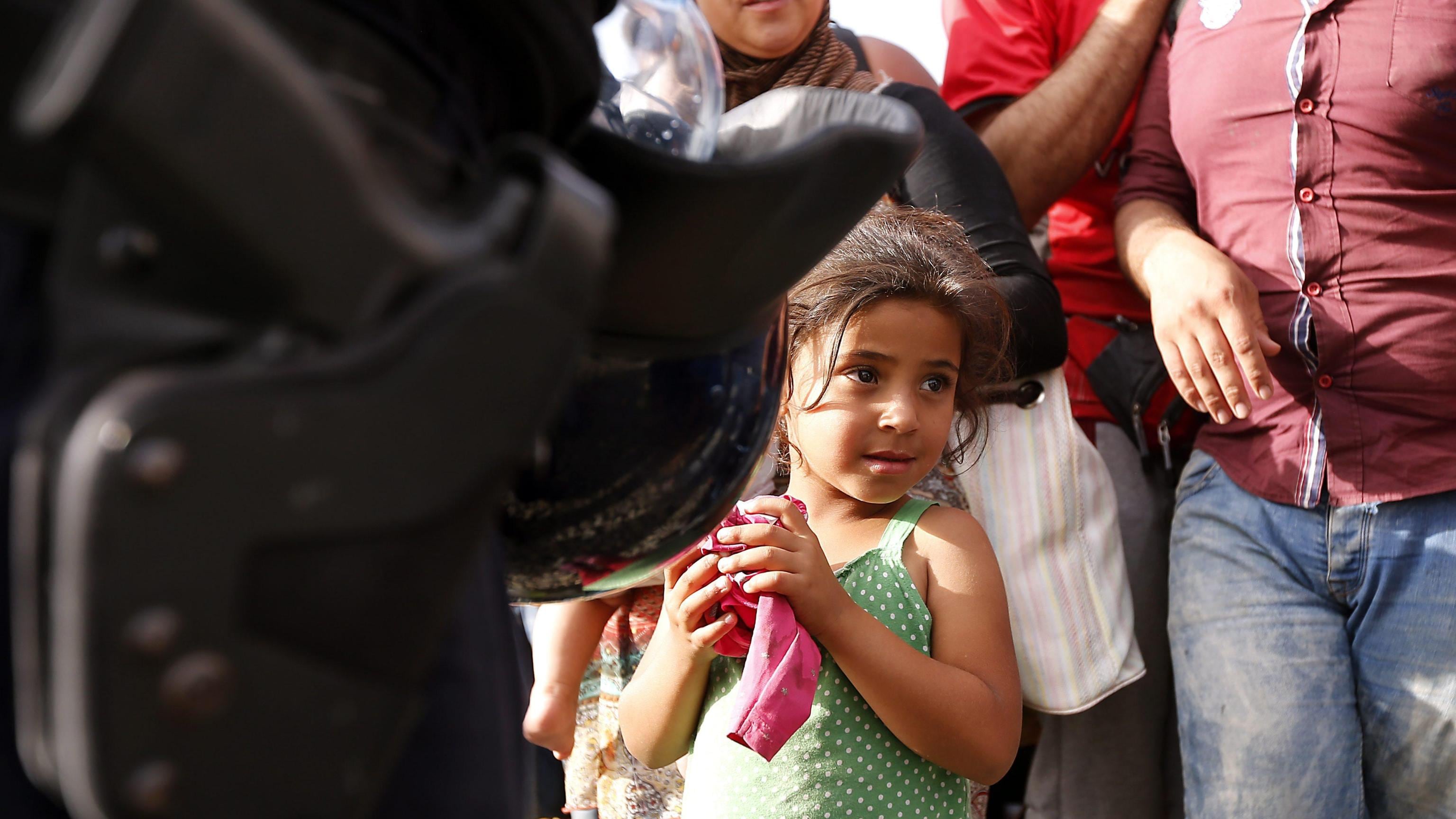 Se i fotografi usano i bimbi per piegare l'opinione pubblica a aprire le frontiere ai migranti