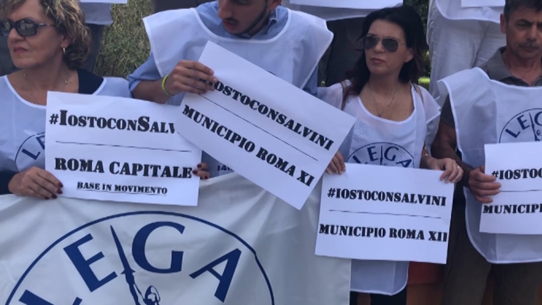 Roma, "magliette verdi" in piazza contro i radical-chic: "Stiamo con Salvini"