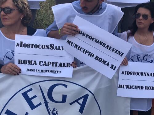 Roma, "magliette verdi" in piazza contro i radical-chic: "Stiamo con Salvini"