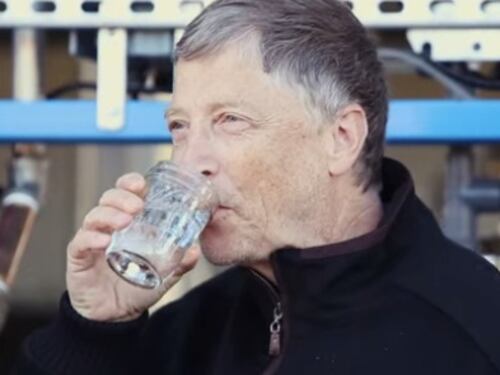 Bill Gates beve acqua prodotta dalle feci