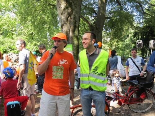 Il console olandese lascia Milano. Naturalmente in bici