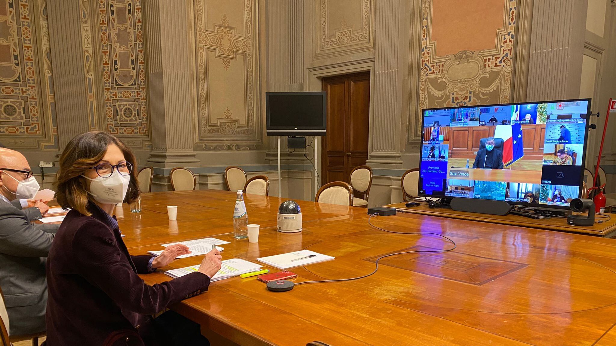 Regioni in pressing, Draghi: "Programmiamo le riaperture per quando si può"
