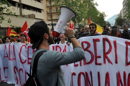 Sit-in a Palermo: slogan e striscioni a favore della prof sospesa 2