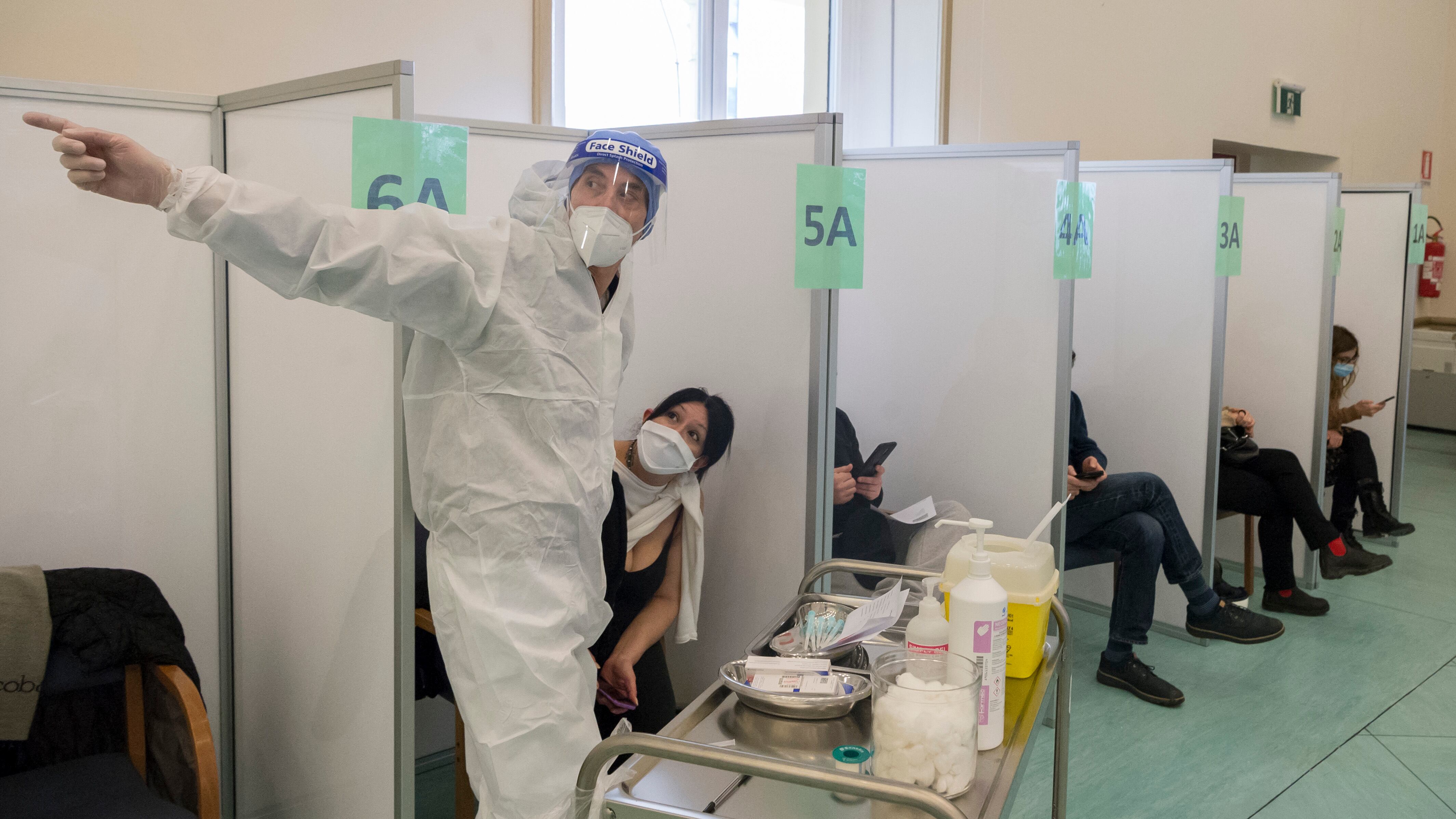 I vaccini fanno da argine. E per i lombardi è certo un Natale in zona bianca