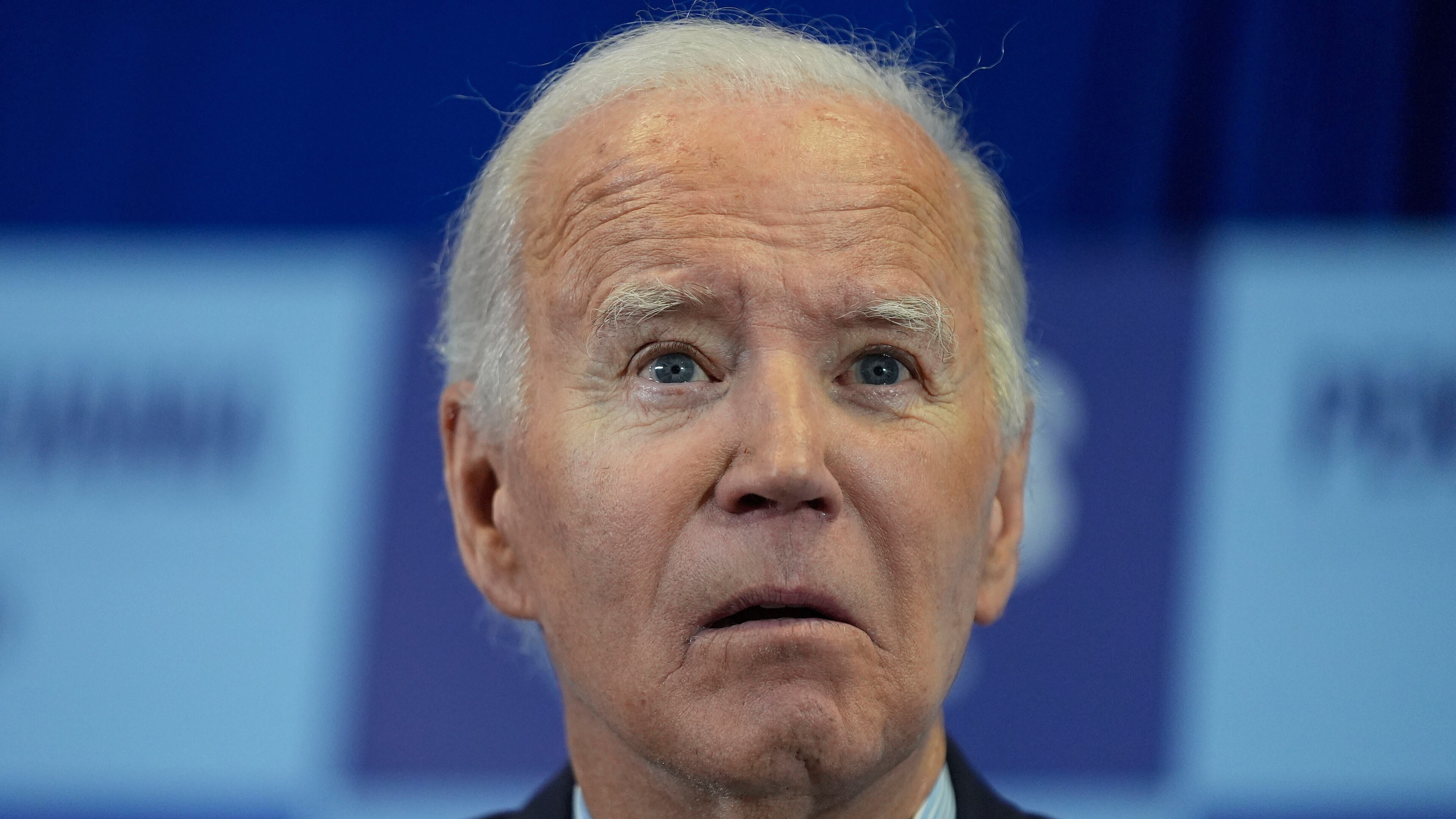"Difficoltà a parlare e non riconosceva le persone". L'audio che imbarazza Biden