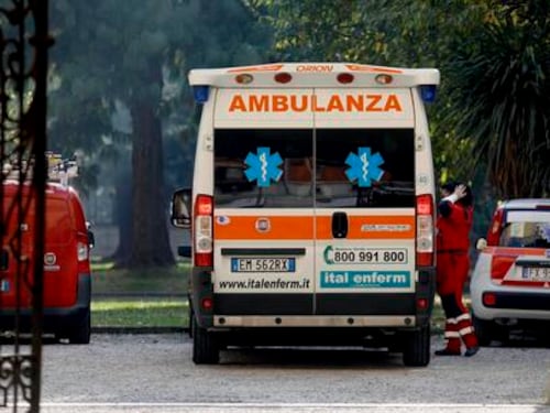 Si getta dal balcone per sfuggire al violento compagno: donna in gravi condizioni