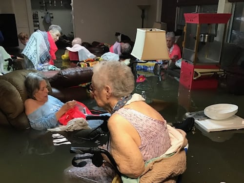 Texas, anziani intrappolati in casa di riposo inondata: drammatico appello via social