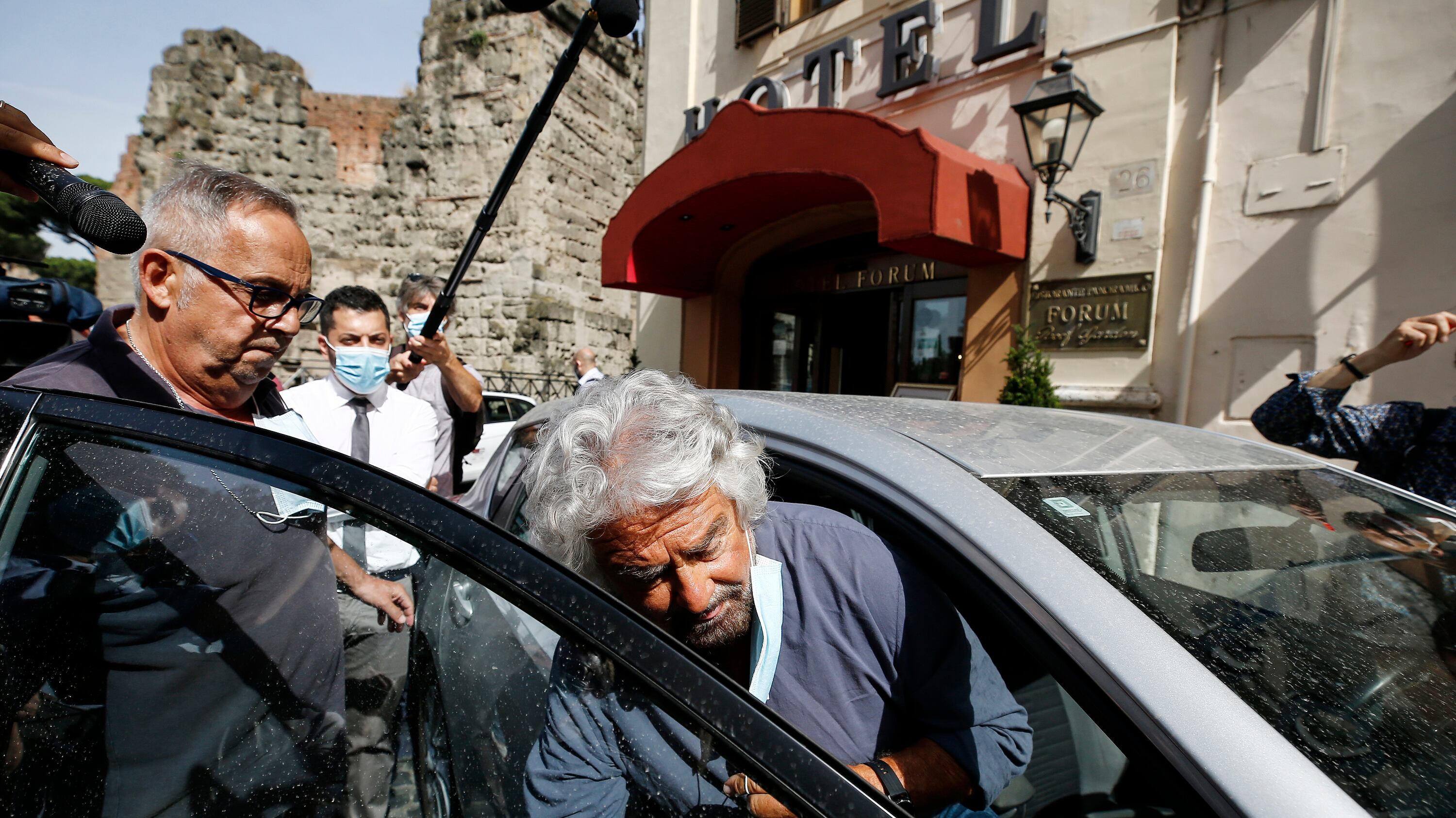 "Ricucirà con Conte?". E Grillo spara la "supercazzola"