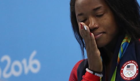 Simone Manuel fa la storia: prima afroamericana a vincere l'oro nel nuoto. Le lacrime di gioia 24