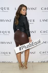 Ashley Graham nuda: mostra le sue ciambelle 32