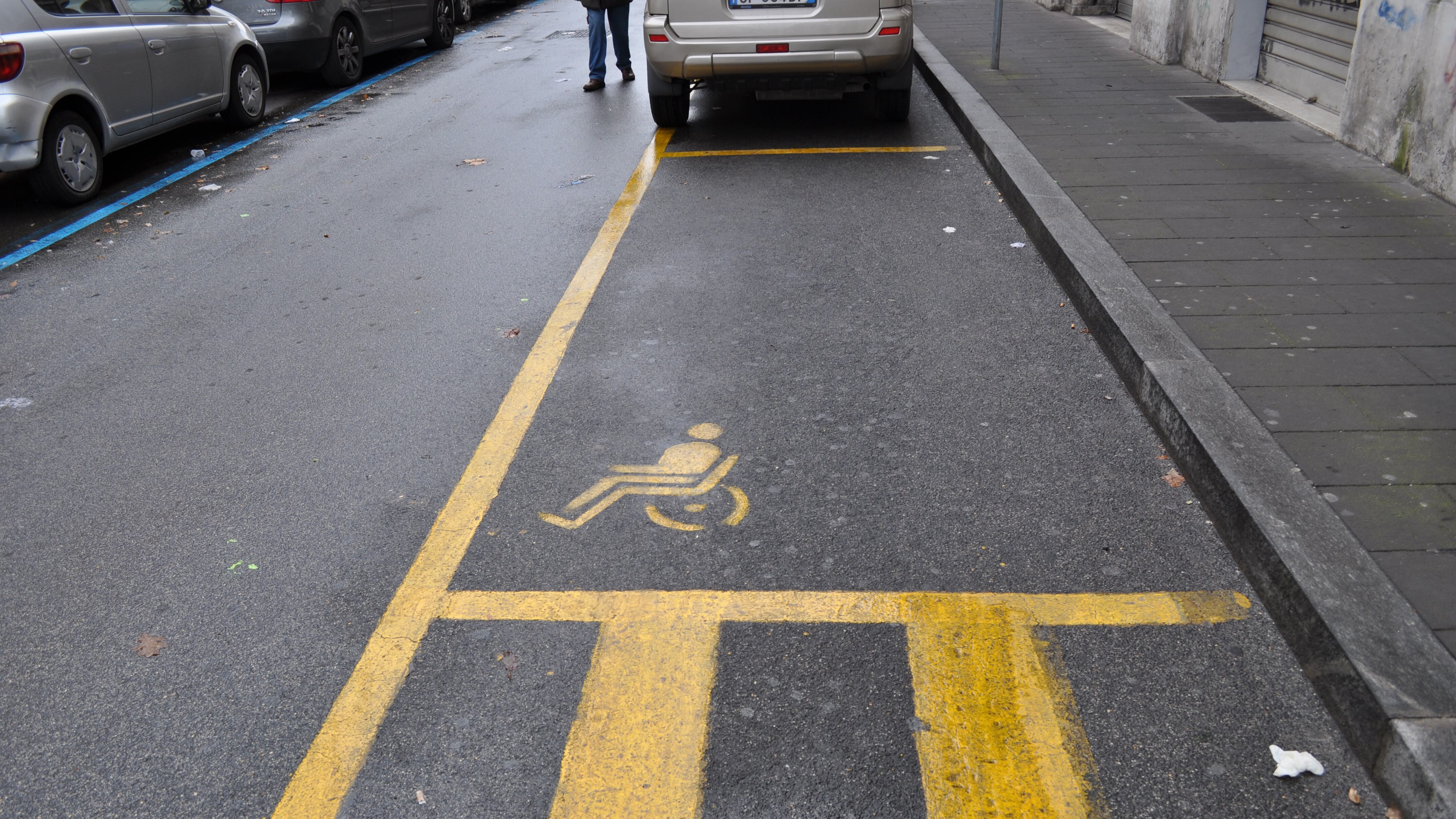 Caserta, parcheggia nel posto dei disabili senza permesso. Poi scatta la rissa