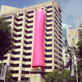 Sydney, spunta un preservativo gigante 4