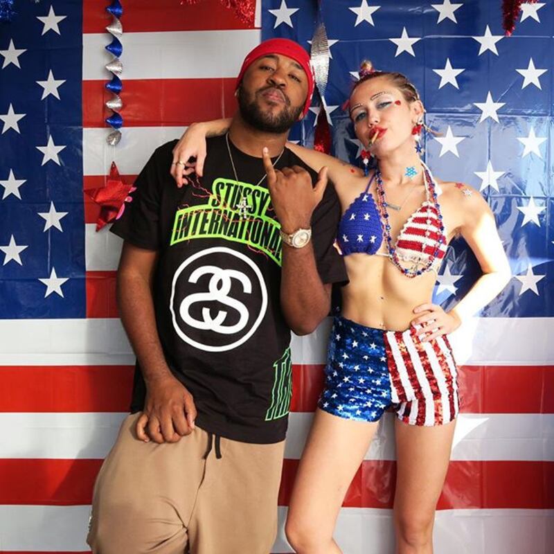 Miley Cyrus: nude look hot su Instagram per un nuovo progetto 12