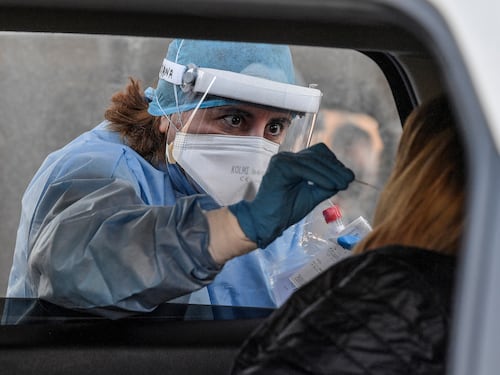 I contagi ancora in calo ma nessuno a quota zero. 8 morti, tutti lombardi