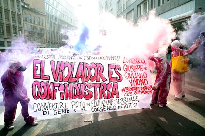 "Generazione meticcia e queer". A Milano sfila il corteo "transfemminista" 11