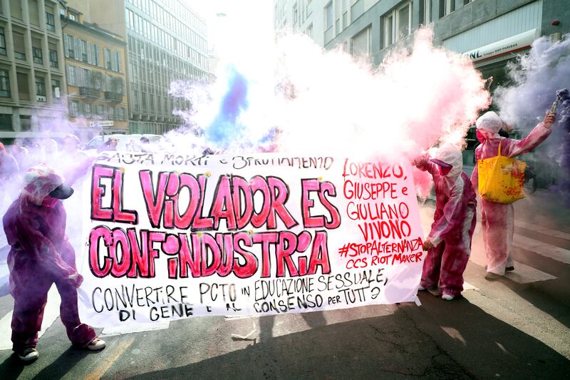 "Generazione meticcia e queer". A Milano sfila il corteo "transfemminista" 11