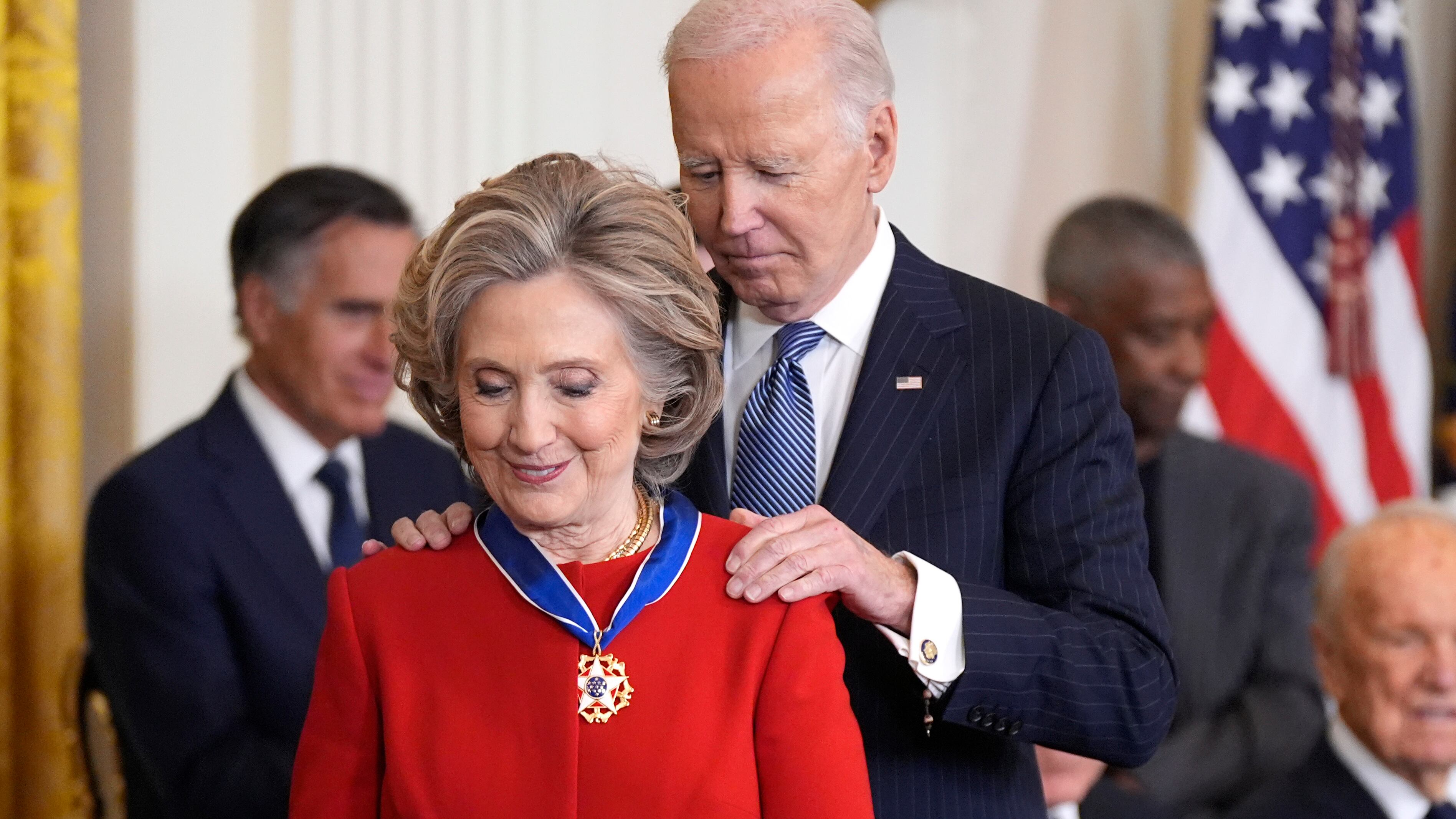 La mossa "anti-Maga" di Biden: medaglie a Soros, Hillary Clinton e Bono Vox