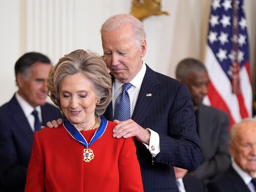 La mossa "anti-Maga" di Biden: medaglie a Soros, Hillary Clinton e Bono Vox