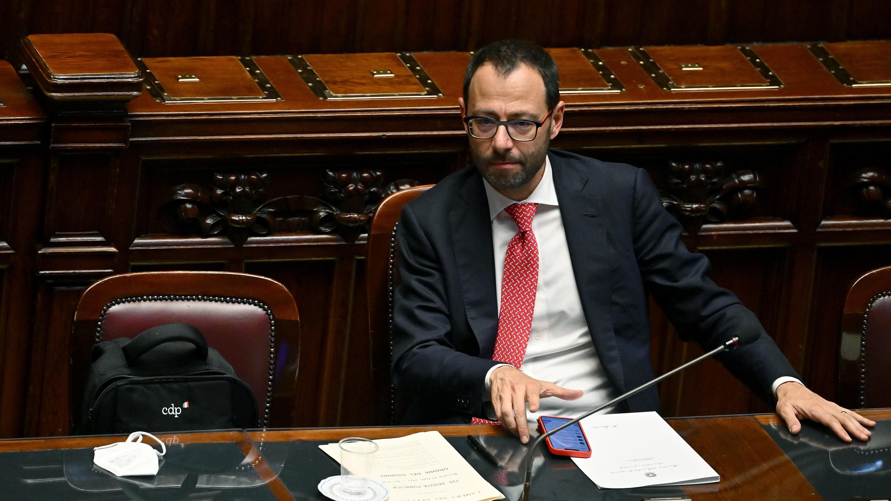 Le chat di fuoco, i veleni e le accuse: ira M5s contro Patuanelli
