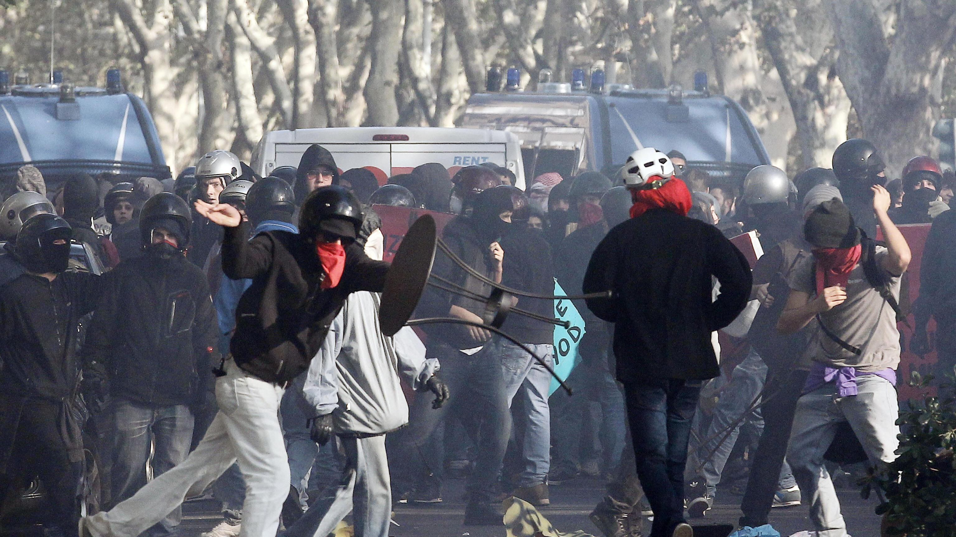 Sciopero generale, scontri tra studenti e polizia. A Torino bastonato un agente: è grave