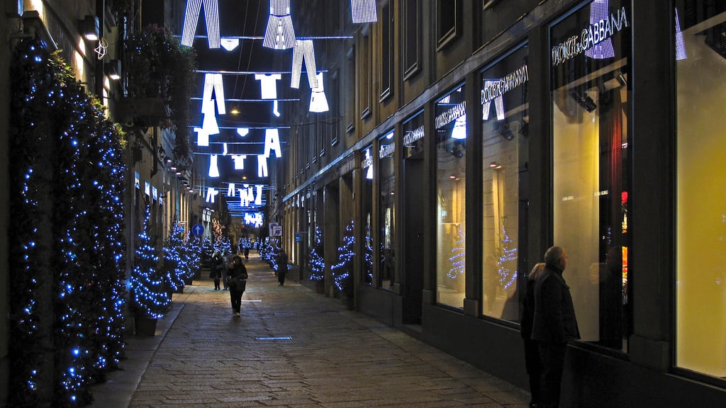 Colpo in via della Spiga: 300mila euro di capi portati via in 90 secondi