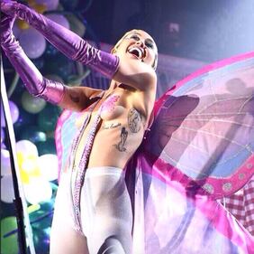 Pizza, gattini, nudità e drag queen: la vita privata in pubblico di Miley Cyrus 6