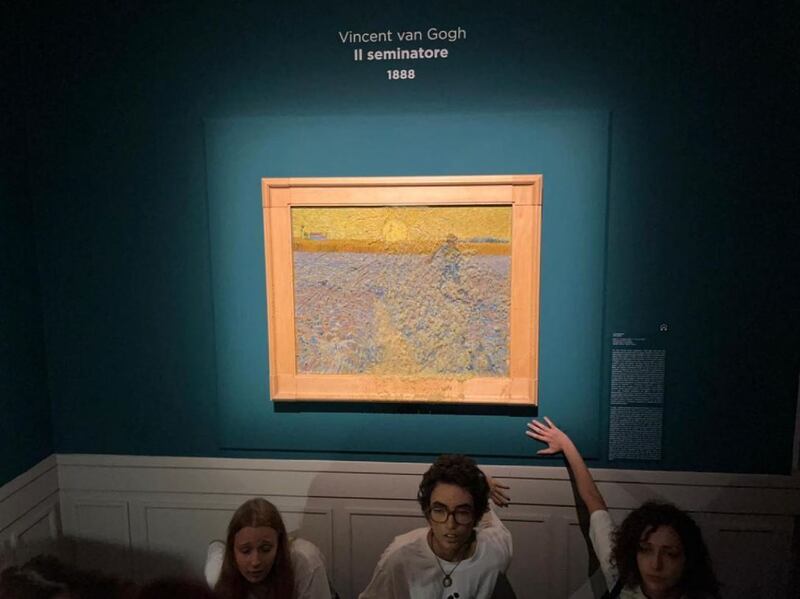 Alcuni attivisti hanno imbrattato il quadro "Il seminatore" di Van Gogh 5