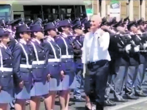 Il gaffeur che sogna un ruolo da regista nel campo largo