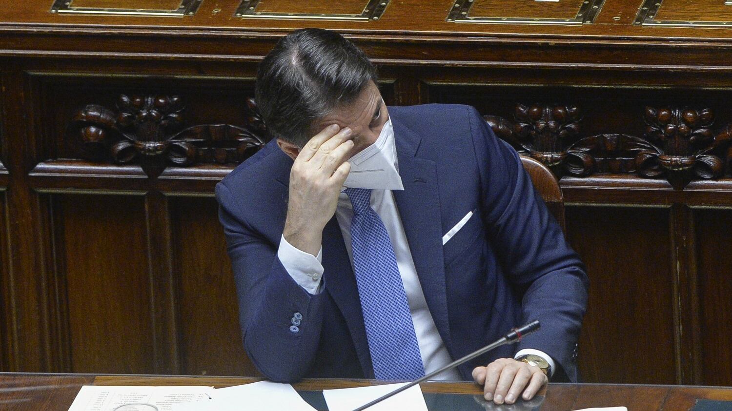 Conte invoca i costruttori, il coro dal centrodestra: "Mastella! Mastella!"
