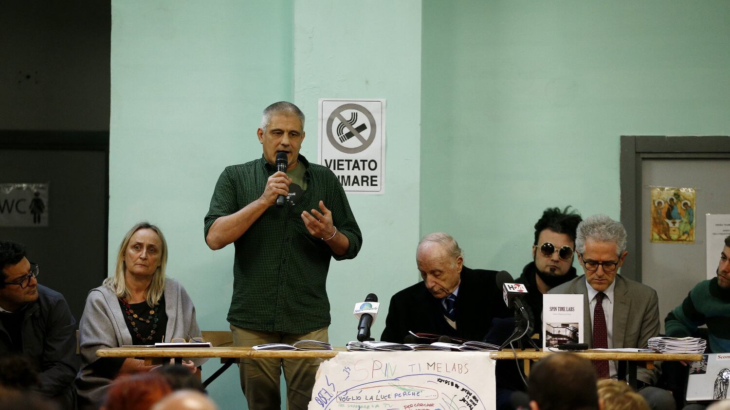 L'ultimo delirio di Tarzan: "Meloni fascista e schifosa"