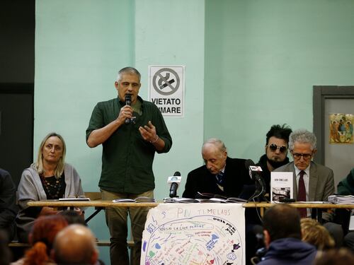 Il leader degli antagonisti: "Ora regolarizzate gli abusivi"